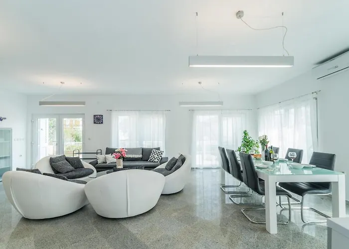 Casa Nova Near Queen Beach- By Ta Leut Agency Vila *