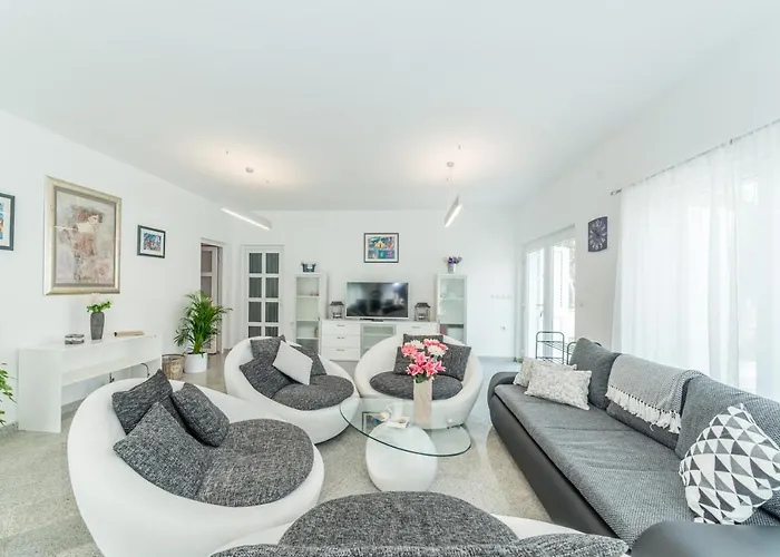 Villa Casa Nova Near Queen Beach- By Ta Leut Agency *