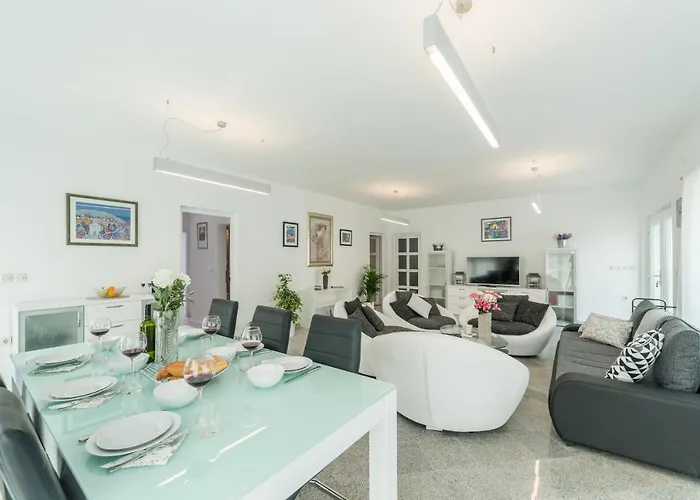 Casa Nova Near Queen Beach- By Ta Leut Agency Vila