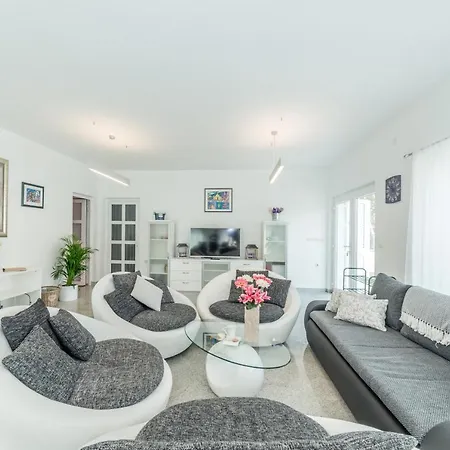 Villa Casa Nova Near Queen Beach- By Ta Leut Agency *