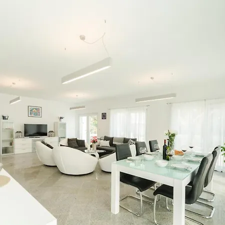 Casa Nova Near Queen Beach- By Ta Leut Agency Privlaka (Zadar)