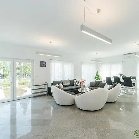 Villa Casa Nova Near Queen Beach- By Ta Leut Agency