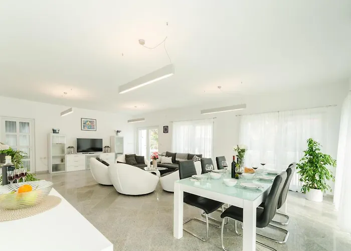 Casa Nova Near Queen Beach- By Ta Leut Agency Привлака